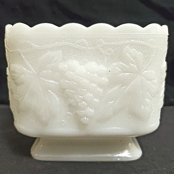 Anchor Hocking (?) Milk Glass Pedestal Planter/Vase/Candy Dish - Picture 6 of 12